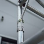 Detail spojky a pojistného mechanismu na hliníkové trubce lešení