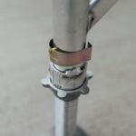 Detail nastavitelné patky lešení na svislé konstrukci
