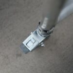 Detail nastavitelné patky lešení s kovovou základovou deskou