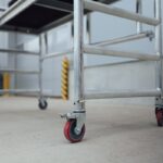 Detail kolečka pojízdného lešení s brzdovým mechanismem