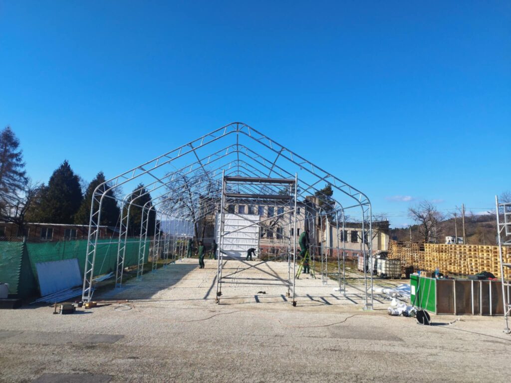 Konstrukce montované haly během výstavby na zpevněné ploše
