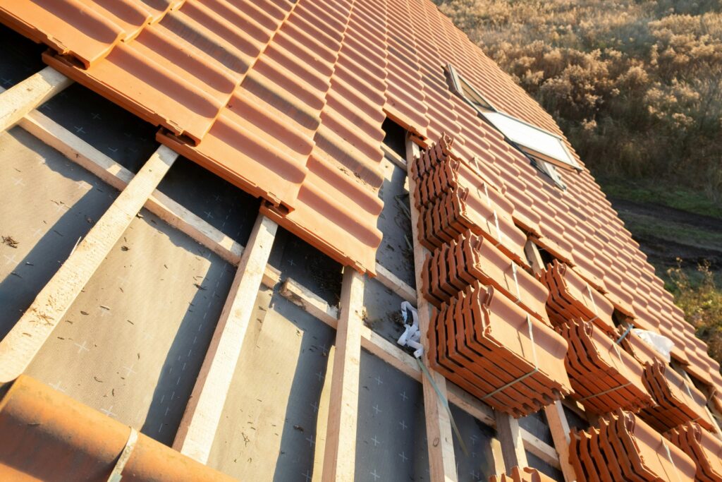 Stavební materiál uložený na šikmé střeše rodinného domu